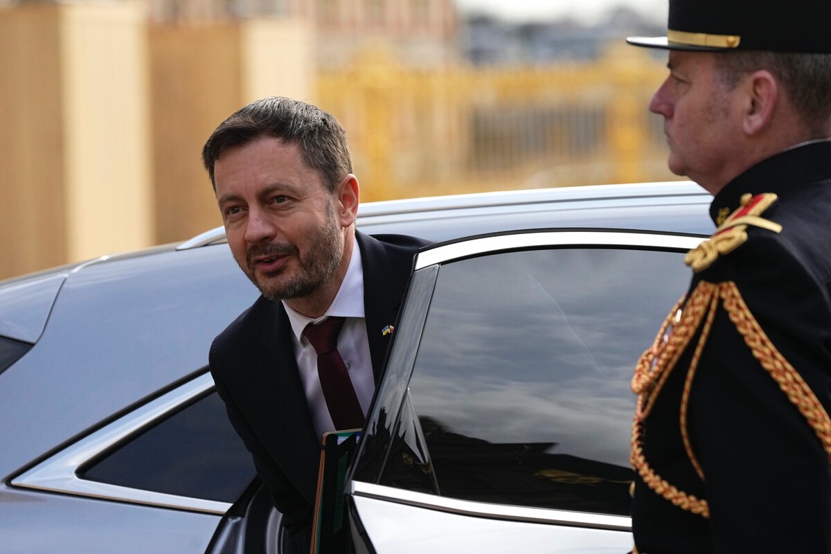 Slovenský premiér Eduard Heger  prichádza na druhý deň summitu Európskej únie na zámku Versailles, západne od Paríža 11. marca 2022, kde európski lídri diskutujú o situácii na Ukrajine.