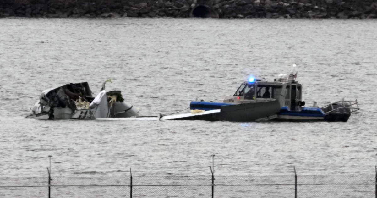 Nové informace o srážce letadla s vrtulníkem: Těsně před katastrofou letadlo měnilo směr letu