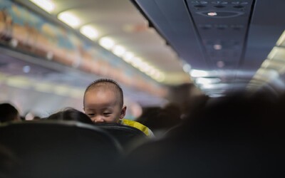 Letadlo s nigerijskými cestujícími muselo nouzově přistát, jedna z žen krátce po startu porodila dítě.