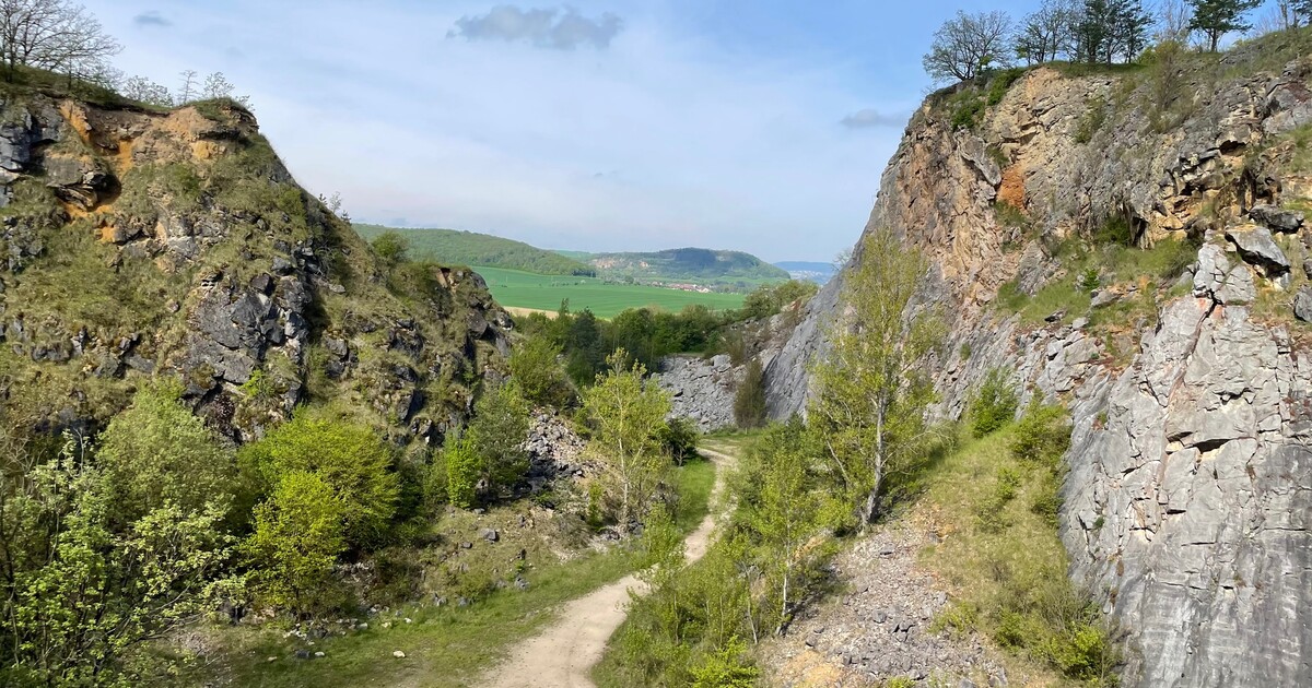 Kam na výlet: Výhledy do krajiny, luční kvítí a skály. Kousek za Prahou se rozkládá malebný cíl jarních výletů