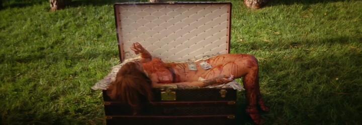 Nahá Rihanna trestá svého účetního v nových útržcích z Bitch Better Have My Money videoklipu