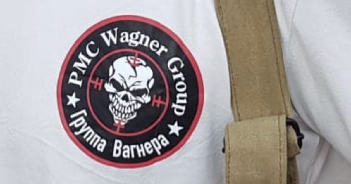 Policie na demonstraci v Praze zadržela extremistu, na triku měl symbol Wagnerovců