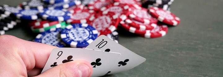VIDEO: Zloděj v Praze ukradl z bytu hráče pokeru kufr se 3 miliony korun