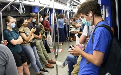 Cestujúci spôsobili vodičovi autobusu mozgovú smrť. Odmietol ich pustiť dnu bez rúška, tak ho surovo napadli