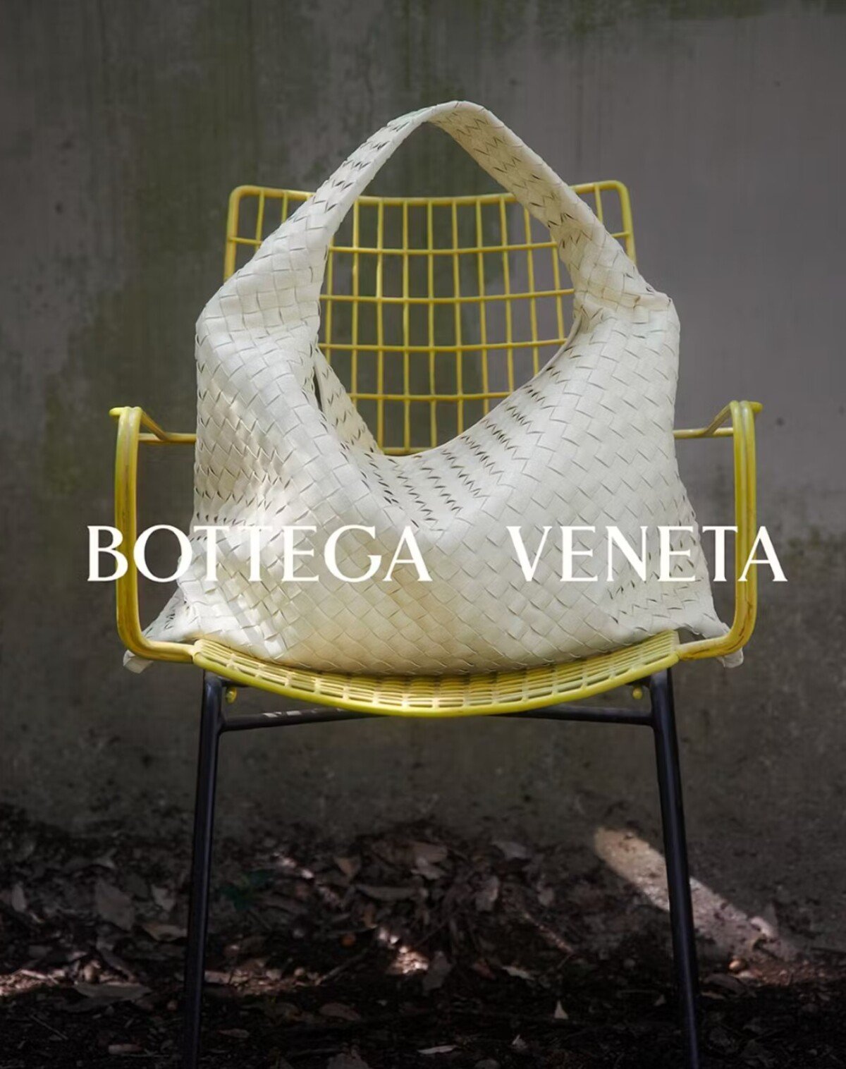 Bottega Veneta stavia na tradičnom rukopise aj experimente. Jej novinku, ktorá je inšpirovaná začiatkom milénia, budeš milovať.