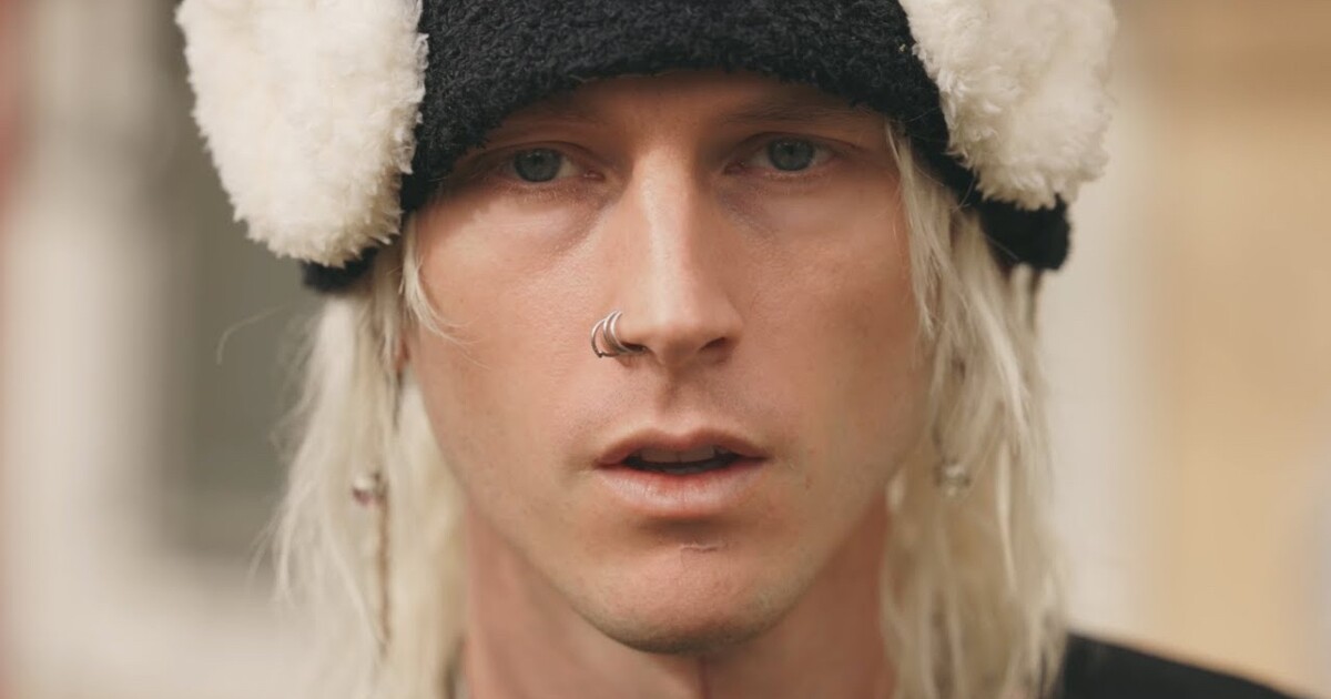 Machine Gun Kelly dissuje Jacka Harlowa. Obviňuje ho, že Drakeovi ukradl flow