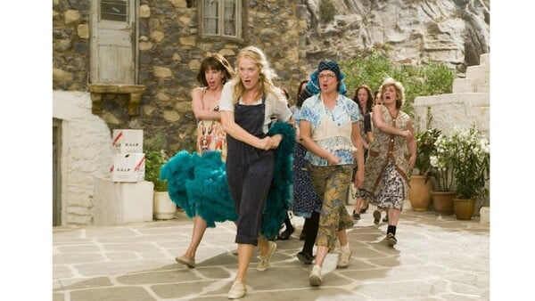 Mamma Mia (2008) je muzikál s úžasnou letní atmosférou. Jak se ve filmu jmenuje ostrov, na kterém žije hlavní hrdinka Sophie se svou matkou Donnou?