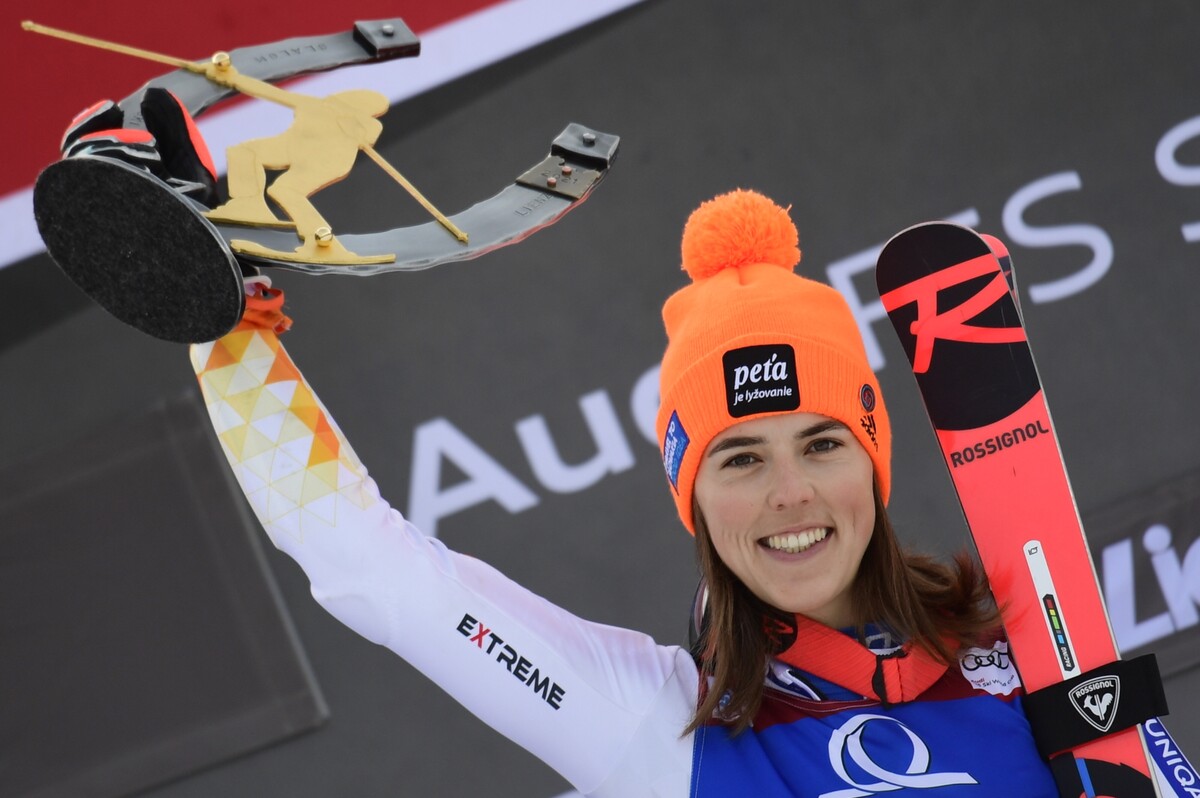 Petra Vlhová s trofejou po víťazstve v slalome v rakúskom Lienzi.