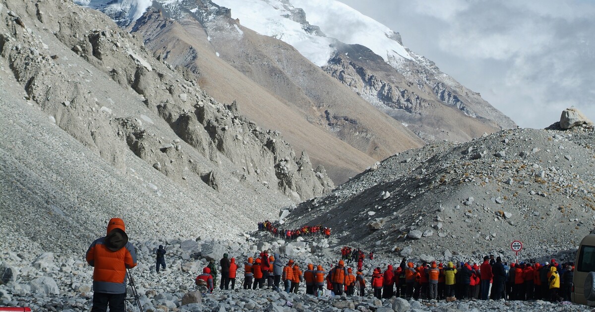 Odpadky a mrtvá těla. Z Mount Everestu se stala „nejvýše položená skládka na světě“