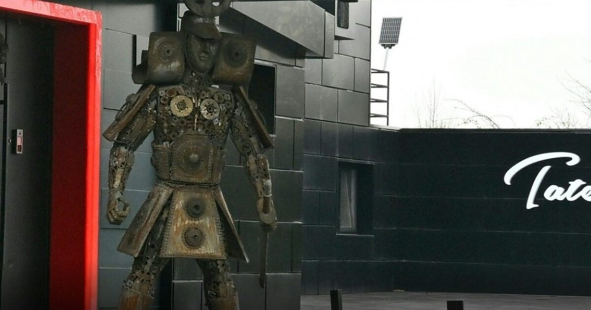 Toto je luxusní vila, ve které je v domácím vězení Andrew Tate spolu s bratrem. Mají tam velký bazén i posilovnu