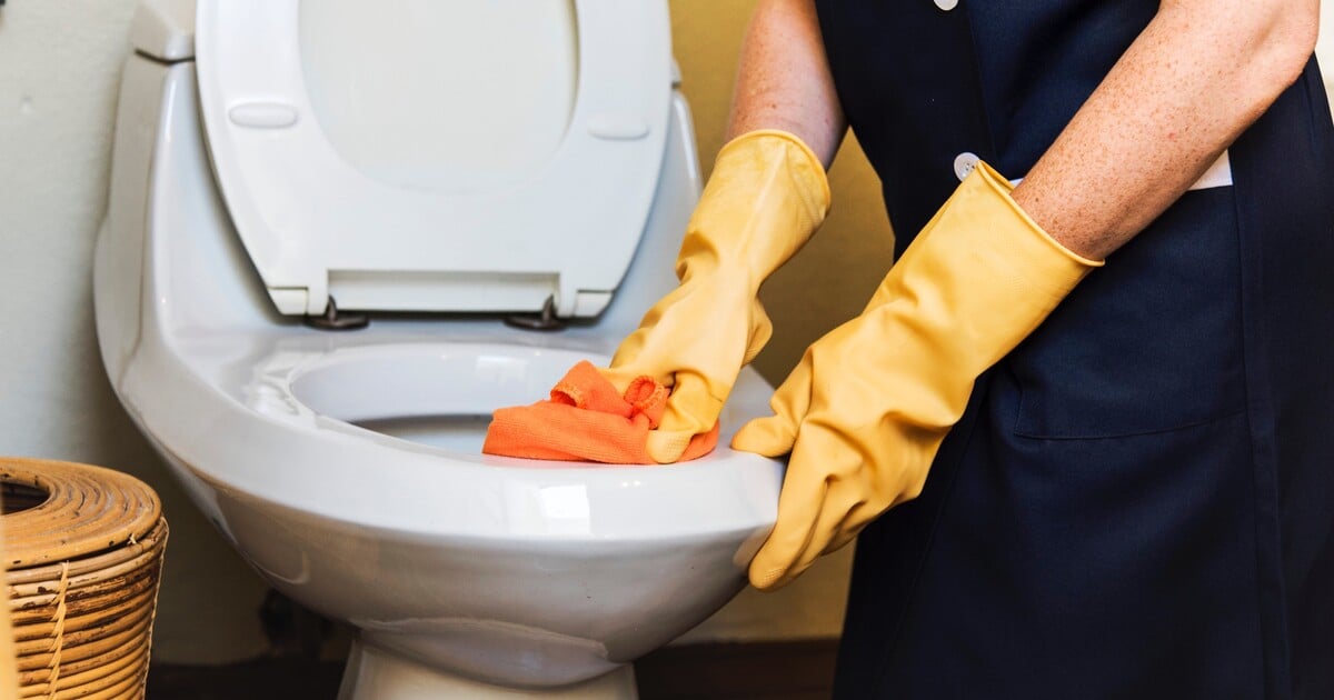 „Udělej to radši ty, stejně to umíš líp.“ Proč muži doma předstírají neschopnost a jak to ničí partnerské vztahy