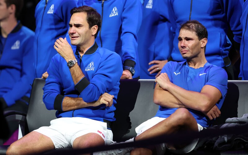 VIDEO: Federer a Nadal seděli vedle sebe a plakali. Takto probíhalo loučení s kariérou Rogera Federera.