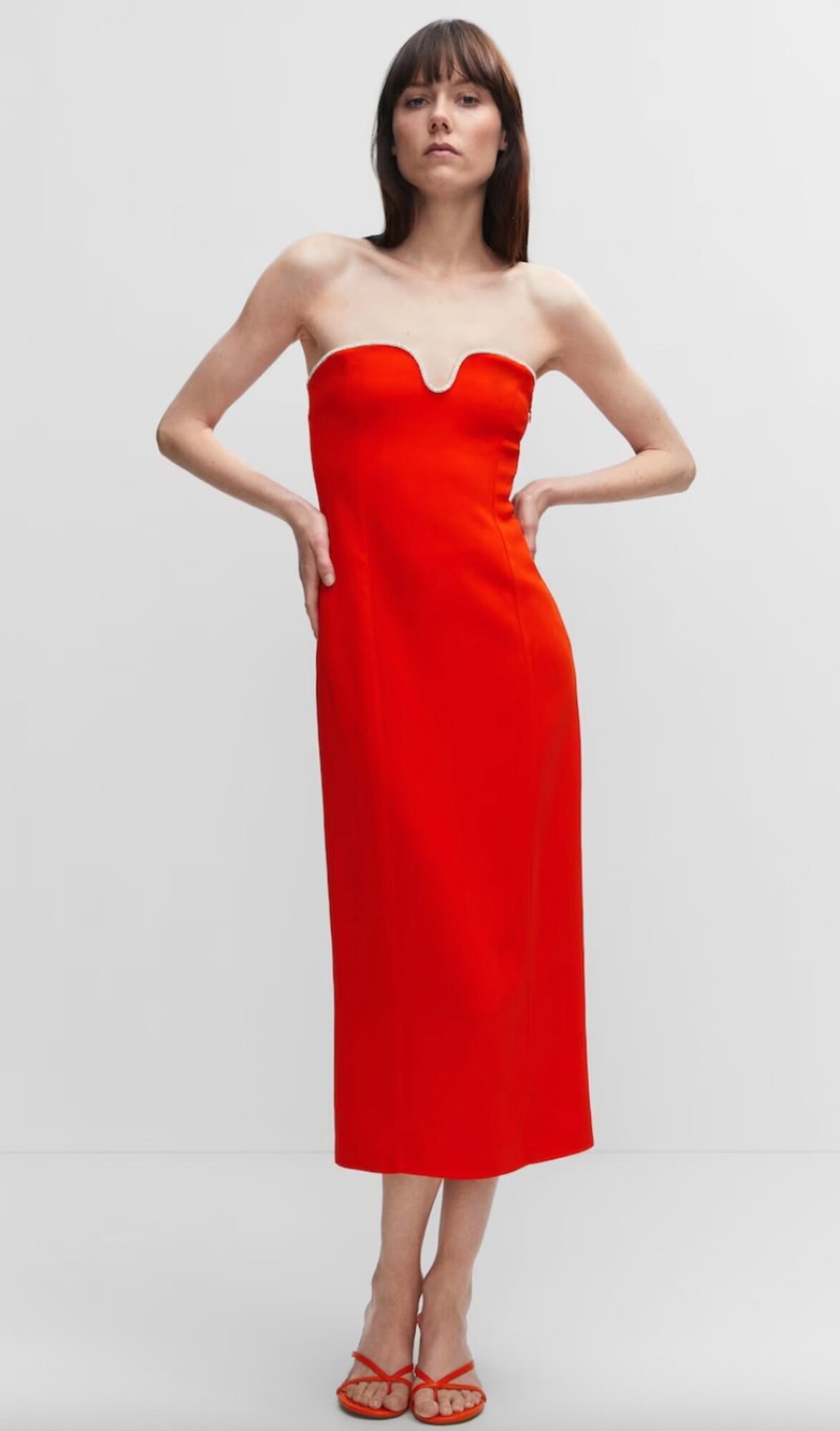 Midi priliehavé šaty v ohnivo červenej farbe ti za 99,90 eur ponúka Mango.