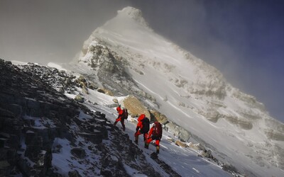 Nepál nechá odpadky z Everestu přeměnit v umění. Bude symbolizovat obrovské znečišťování hory.