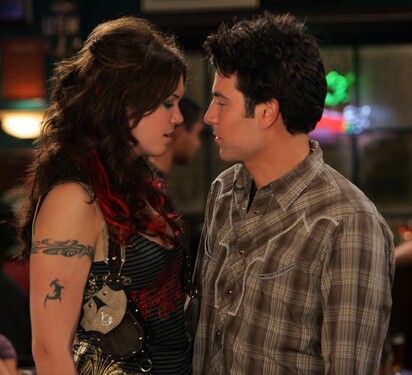 Ve 3. sérii Ted potká dívku Amy. Společně se opijí a ráno se Ted probouzí s tetováním. Co si v opilosti nechal vytetovat? 