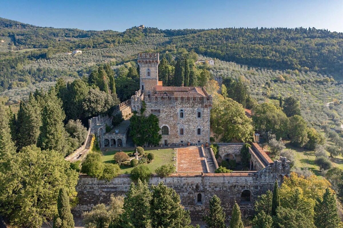 Obrovský historický objekt v oblasti, ktorá je známa pre bohatú kultúru, nádhernú prírodu a kvalitné víno, je na predaj za niekoľko miliónov eur.