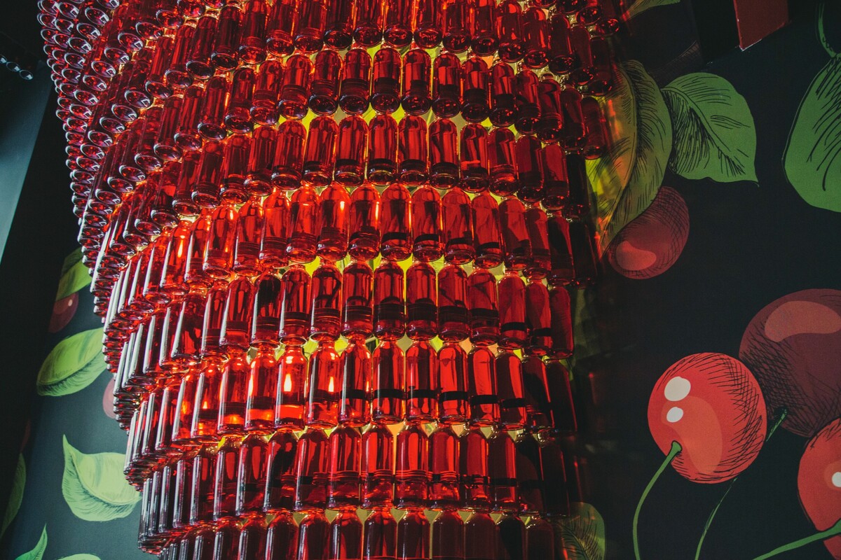 Najikonickejším prvkom baru je obrovský luster vyrobený z červených fliaš.