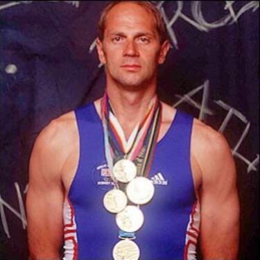Jeden z najvýznamnejších britských športovcov. Veslár, ktorý svojich 5 účastí na olympiáde premenil na 5 zlatých medailí, získal za svoje výkony titul Sir: 