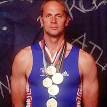 Jeden z najvýznamnejších britských športovcov. Veslár, ktorý svojich 5 účastí na olympiáde premenil na 5 zlatých medailí, získal za svoje výkony titul Sir: