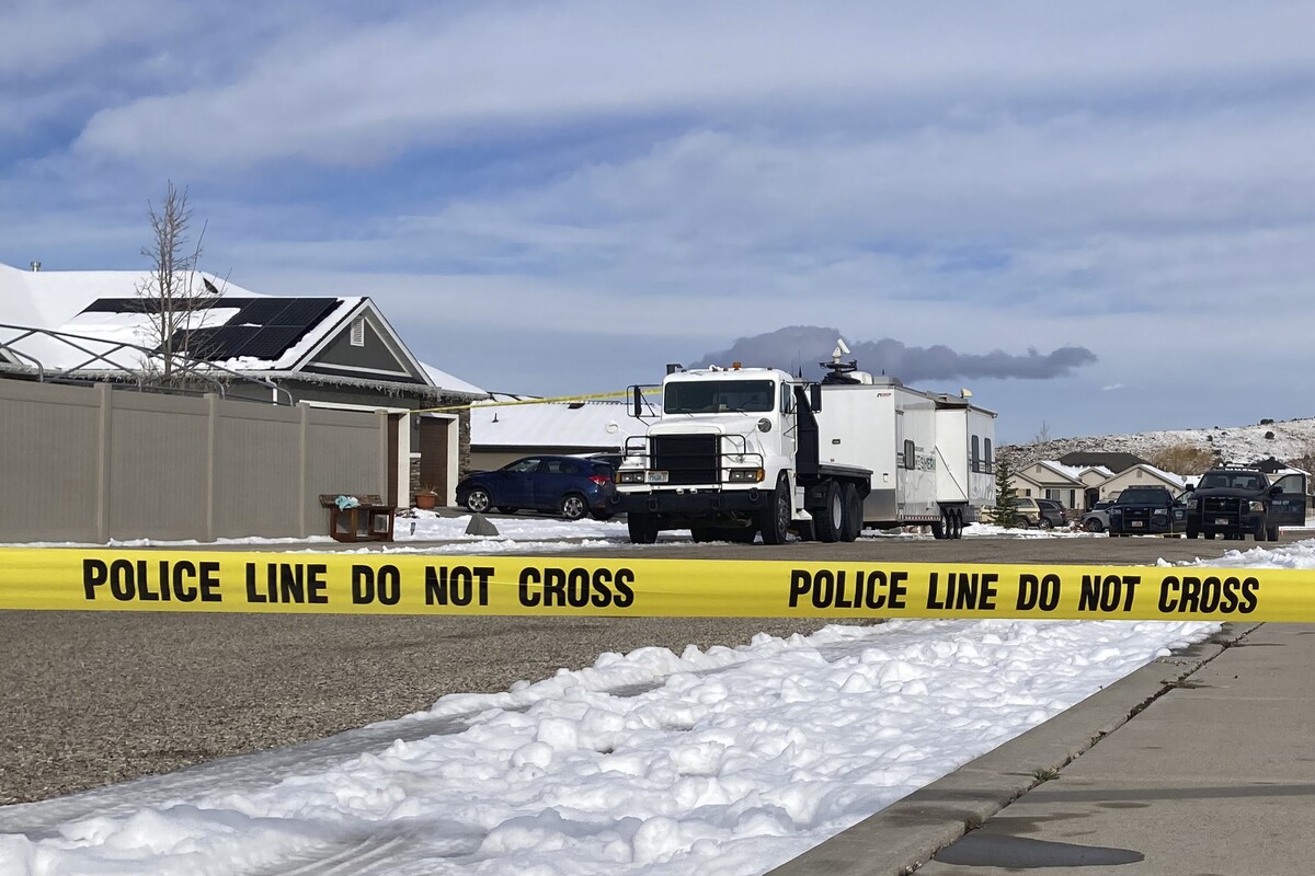 Muž v americkom štáte Utah zastrelil svoju sedemčlennú rodinu vrátane piatich detí a potom obrátil zbraň proti sebe a vzal si život. Policajti v malom meste Enoch v Utahu našli v rodinnom dome osem tiel vrátane tela štvorročného dieťaťa. O pomoc políciu požiadali príbuzní a priatelia, ktorí mali o rodinu obavy.