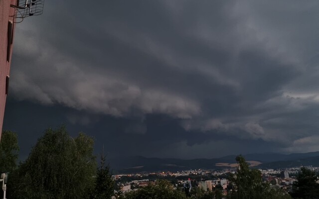 Na celom Slovensku platia výstrahy pred silnými búrkami. Lejak a silný vietor nás potrápia aj v nedeľu (+ mapa)