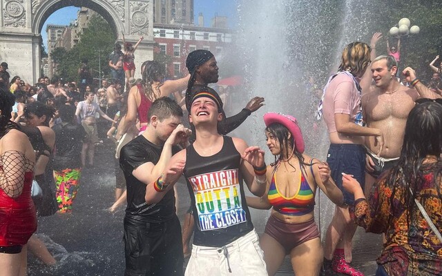 Hviezda Stranger Things oslavovala svoj prvý Pride od coming outu. Pozri si fotografie plné nefalšovanej radosti