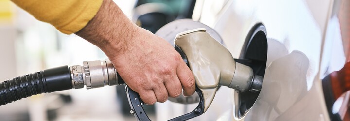 Cena benzinu v Česku dosáhla rekordní hodnoty, za litr lidé zaplatí v průměru 47,31 koruny