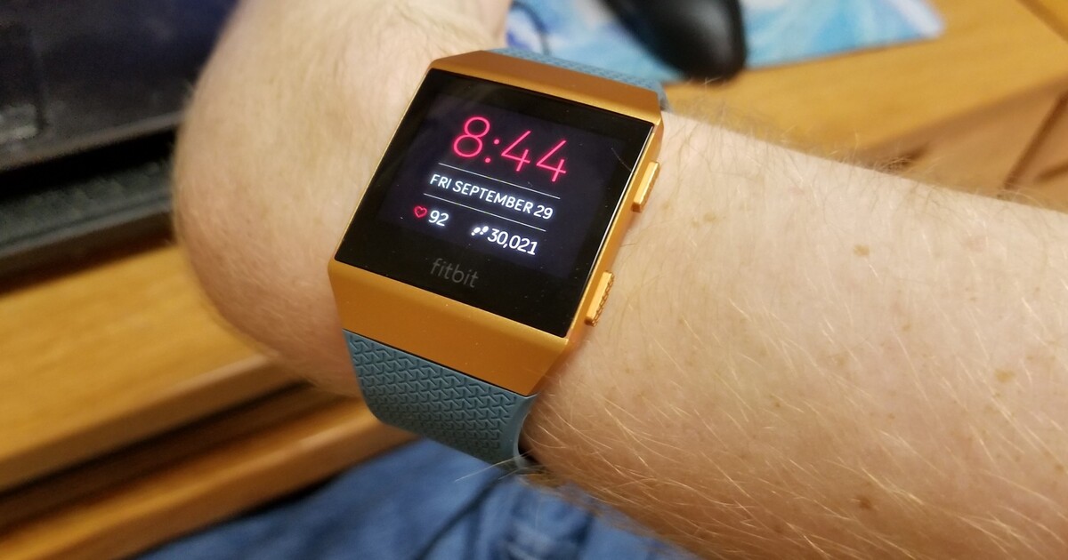 Hodinky od Googlu popálily desítky lidí. Zákaznická podpora stěžovatelům vyhrožovala