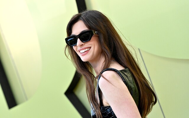 FOTO: Anne Hathaway hviezdi v novej kampani Versace. Miranda by bola na ňu hrdá, komentujú fanúšikovia. 