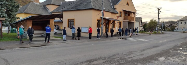 Boli sme sa otestovať: Niektorí z nás počkali na nedeľu a v rade stáli sotva minútu, iní zisťovali, kam sa oplatí ísť