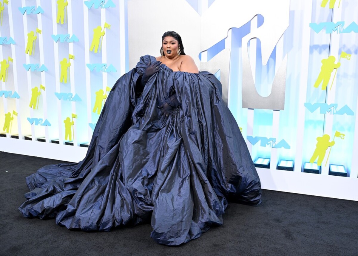 An actress wearing a dress made out of garbage bags, Academy Awards red  carpet photo : r/dalle2