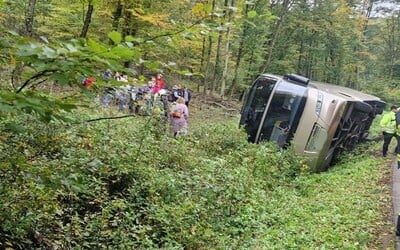 V Bohuniciach sa prevrátil autobus s 30 ľuďmi.