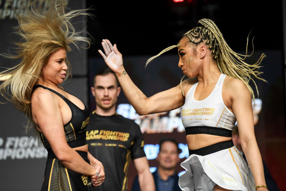 Julia Kruzer (dává facku) vs. Adrianna Śledź na akci Slap Fighting Championship.