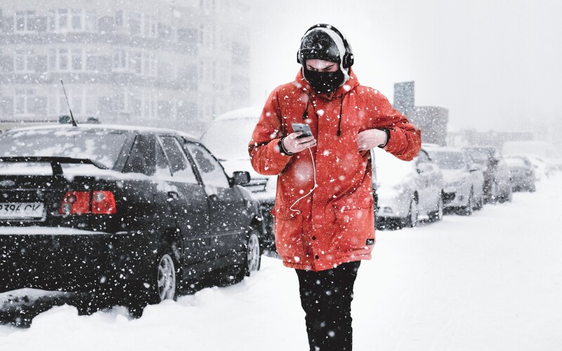 ČHMÚ: Do Česka za pár dní přijde první sníh. Dej si však pozor na nebezpečné meteorologické jevy, které se zimou přichází.