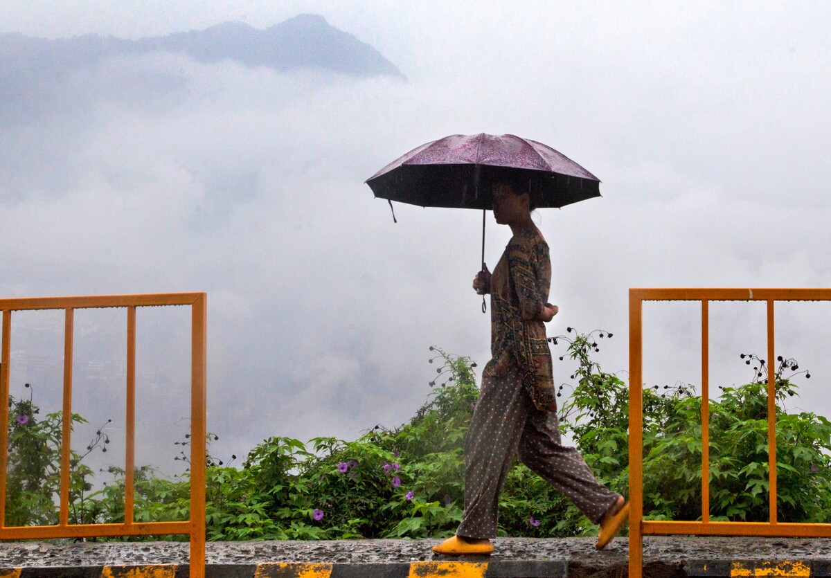 Žena s deštníkem v indickém městě Kohima ve státě Nágáland.