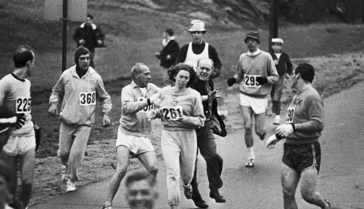 Kathrine Switzer byla při běhu Bostonského maratonu dokonce napadena.