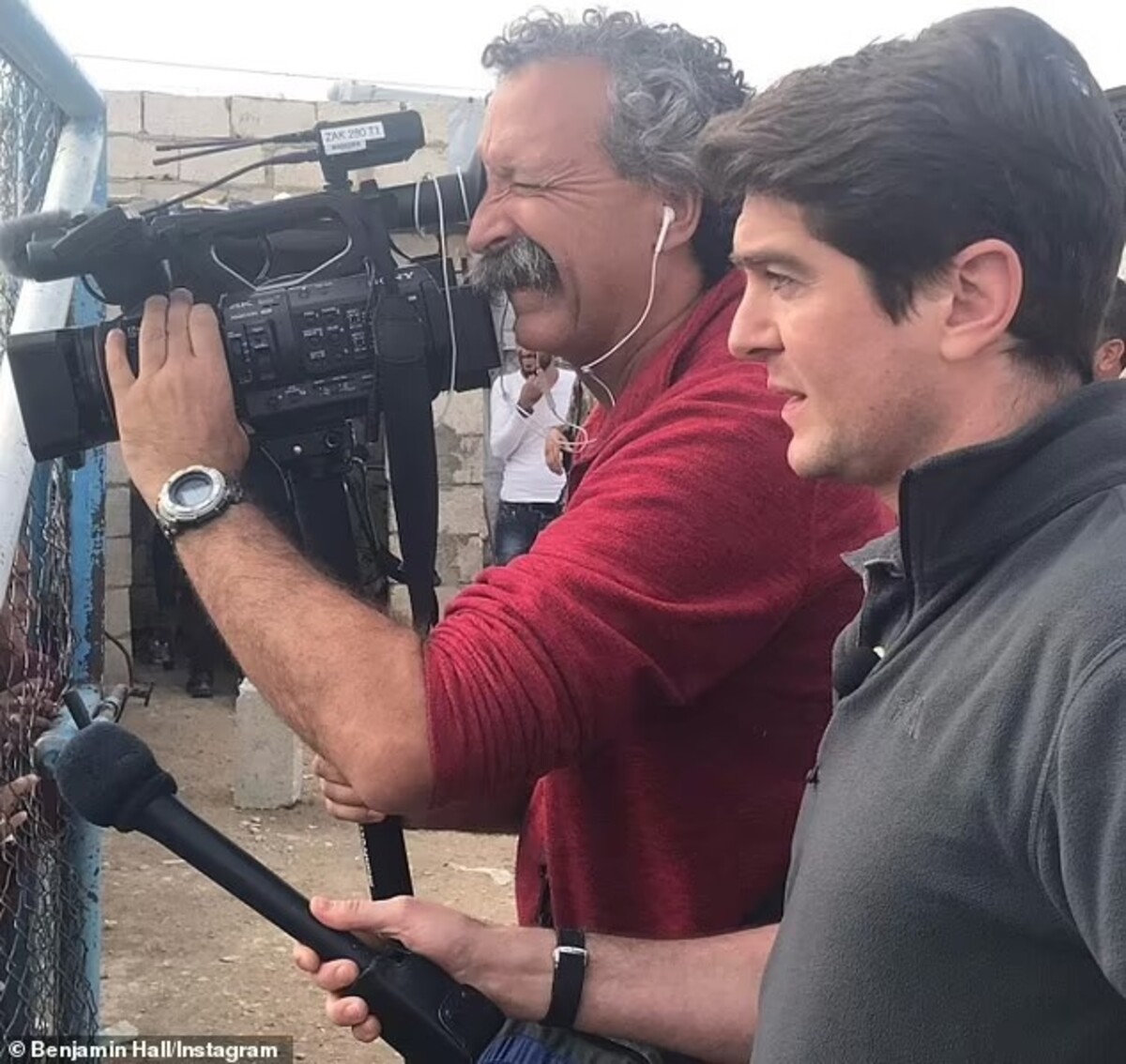 Kameraman Pierre Zakrzewski (vľavo) a novinár Benjamin Hall (vpravo) z americkej televízie Fox News.