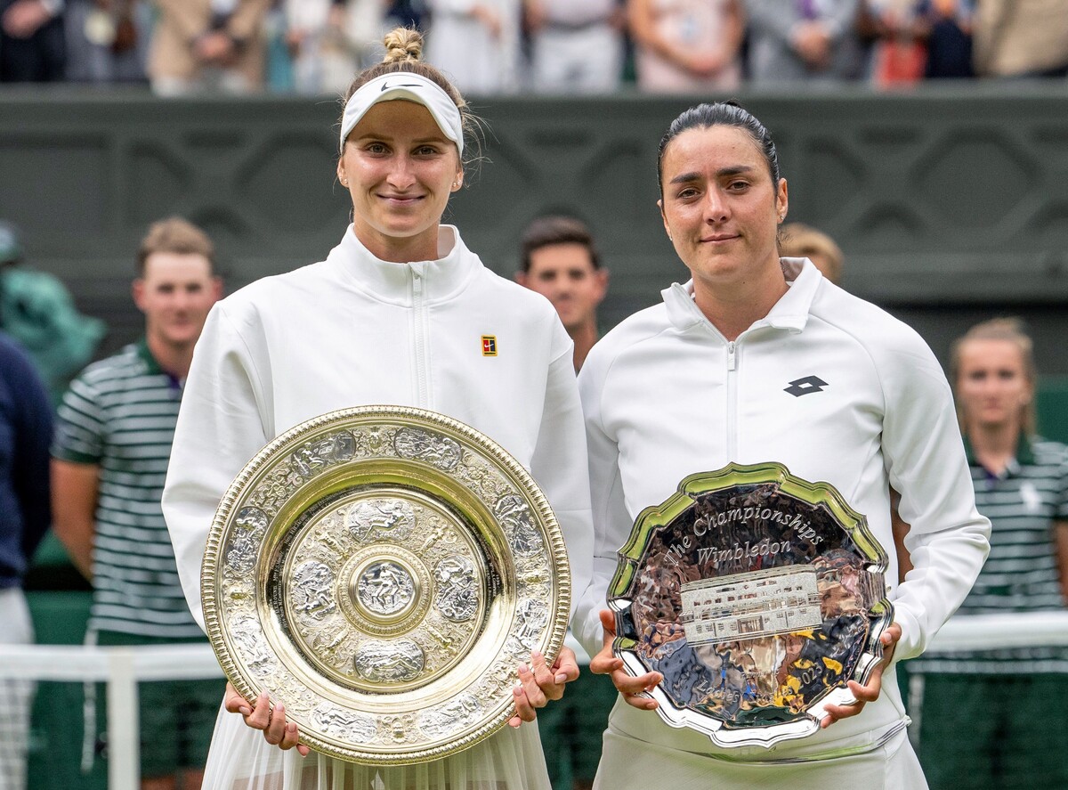 Markéta Vondroušová a Ons Džabúr se svými trofejemi na letošním Wimbledonu. 