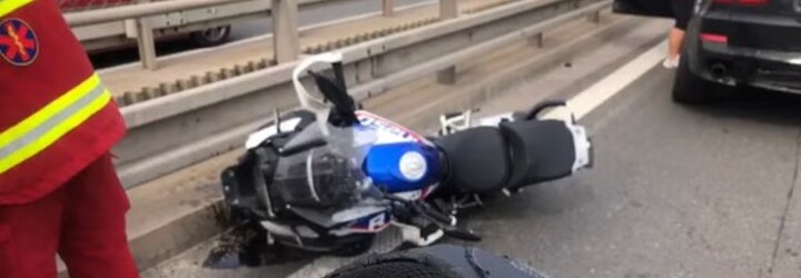 VIDEO: Motorkár po zrážke s autom pristál na streche auta. Na bratislavskom obchvate nedodržal bezpečný odstup
