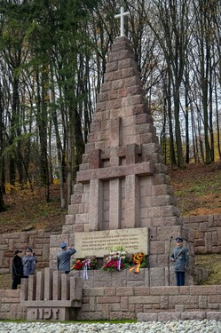 Po SNP nacisti spoločne s Hlinkovou gardou zavraždili v malej dedine stovky ľudí vrátane mnohých účastníkov SNP. Ako sa táto dedina volala?