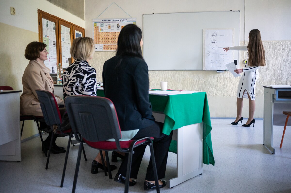 Na snímke žiačka maturuje z chémie počas ústnej formy internej časti maturitnej skúšky na Gymnáziu Jána Adama Raymana v Prešove 22. mája 2023.