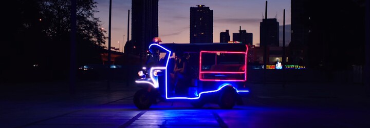 Major Lazer a Travis Scott sa vybrali na cestu nocou plnú striptérok vo videoklipe Night Riders