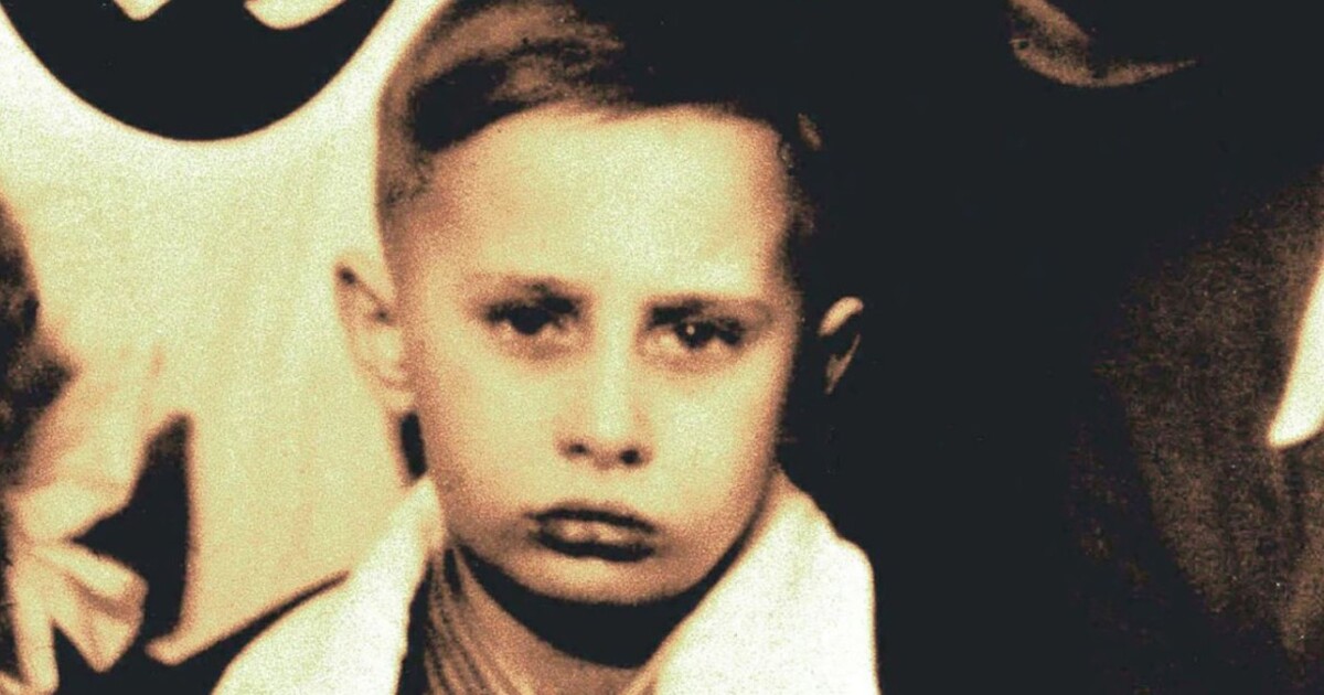 KVÍZ: Pouč se z historie. Poznáš ty nejhorší lidi na fotkách z dětství a mládí?