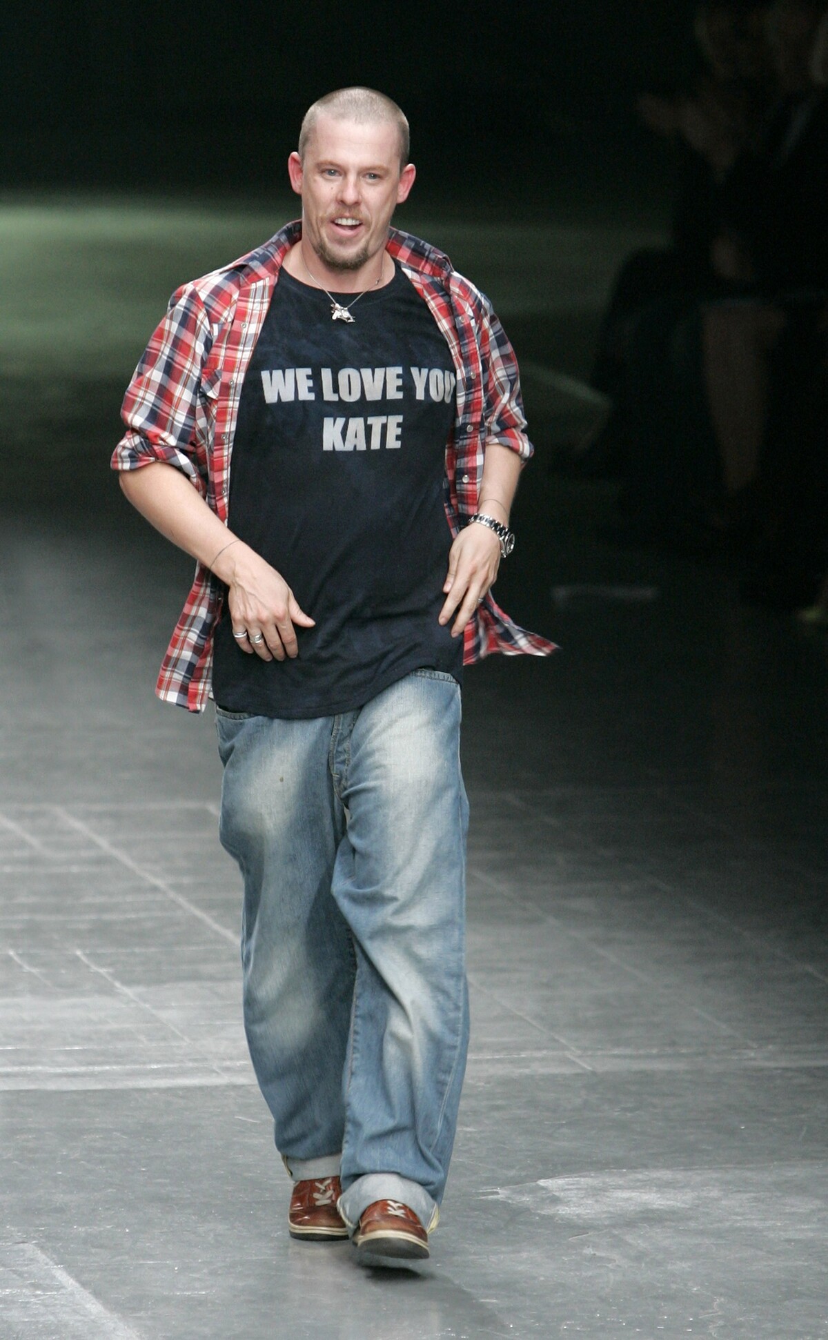 Alexander McQueen podporil Kate Moss po jej drogovom škandále. Na parížskom fashion weeku v roku 2006 si obliekol tričko s nápisom: Milujeme ťa, Kate.