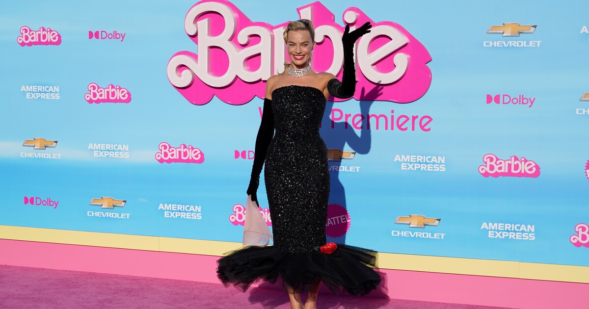 Móda z růžového koberce: Dua Lipa na světové premiéře Barbie svými šaty Bottega Veneta zastínila Margot Robbie