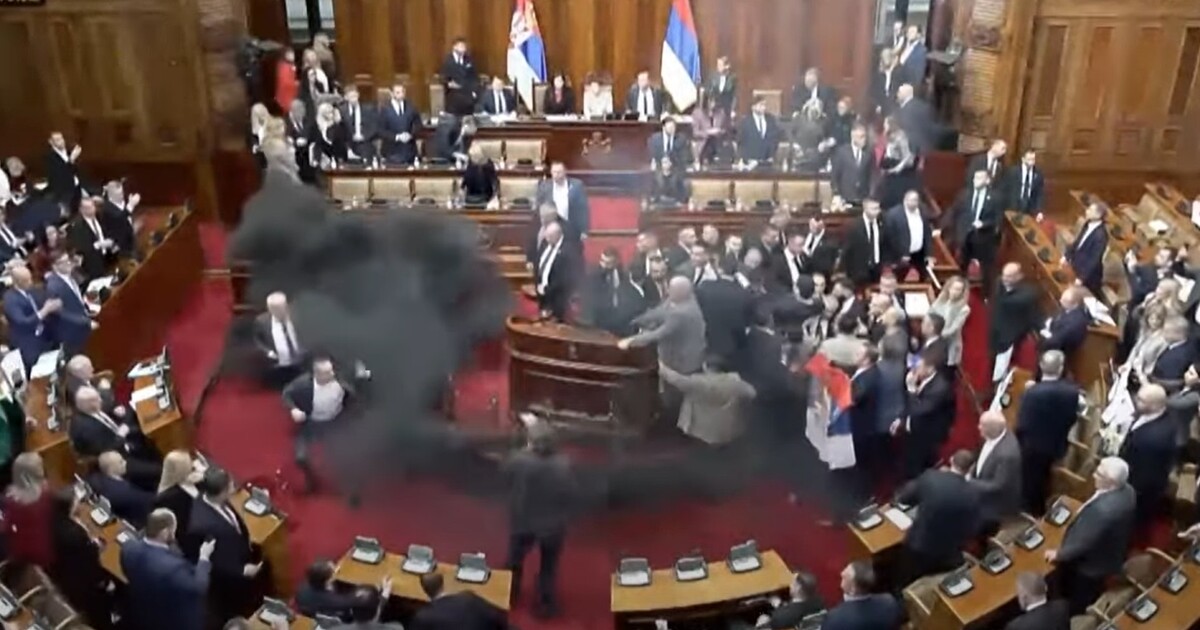 Dýmovnice, slzný plyn a chaos. Srbský parlament zachvátil bouřlivý protest