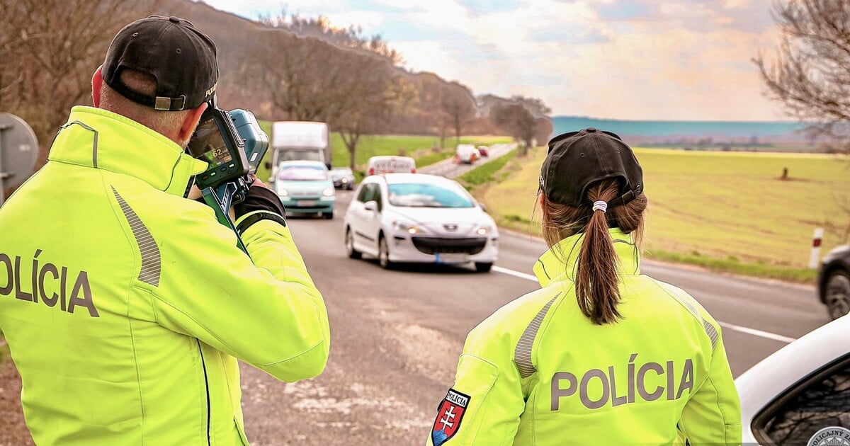 Vodiči by dnes mali byť opatrní. Na ceste bude viac áut aj policajtov