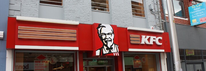 Zajímá vás, jak vypadá příprava masa v KFC? Podívejte se na jednotlivé kroky
