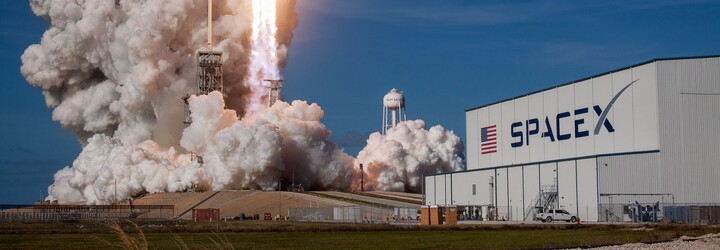 Elon Musk kouřil trávu a popíjel whiskey. NASA teď plánuje prověřit bezpečnost ve SpaceX
