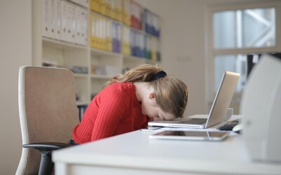 Špatné známky mohou mít studenti i z toho, že chodí spát pozdě a pokaždé v jinou hodinu